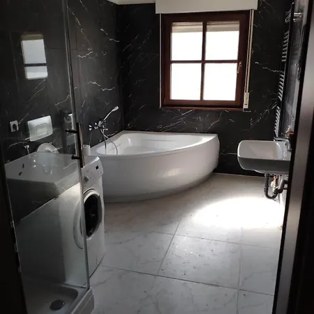 Mit 123qm Fuer 8 Personen Mit Sehr Grossem Garten, Einfache Innen-ausstattung Apartment *