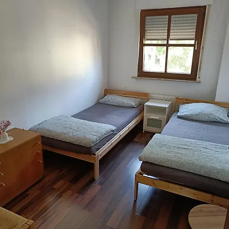 Mit 123qm Fuer 8 Personen Mit Sehr Grossem Garten, Einfache Innen-ausstattung Apartment Leipzig
