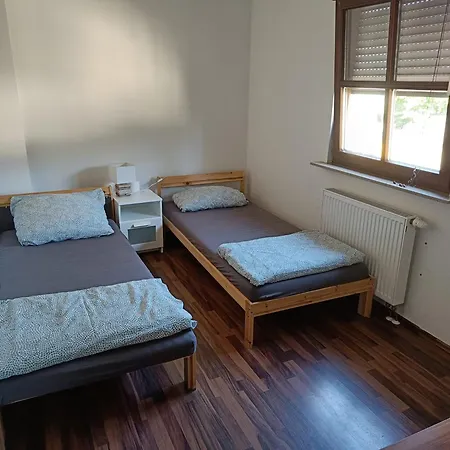 Mit 123qm Fuer 8 Personen Mit Sehr Grossem Garten, Einfache Innen-ausstattung * Leipzig