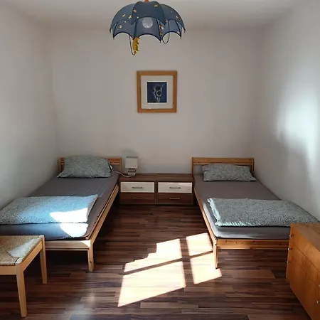 Mit 123qm Fuer 8 Personen Mit Sehr Grossem Garten, Einfache Innen-ausstattung Apartment Leipzig