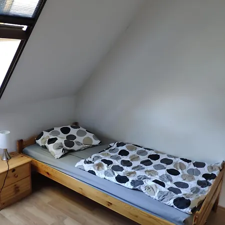 Mit 123qm Fuer 8 Personen Mit Sehr Grossem Garten, Einfache Innen-ausstattung Apartment
