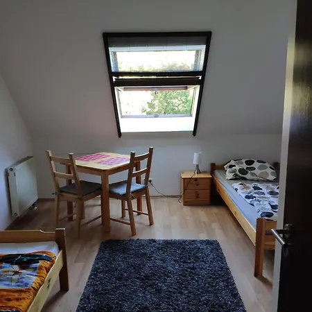 Mit 123qm Fuer 8 Personen Mit Sehr Grossem Garten, Einfache Innen-ausstattung Apartment *