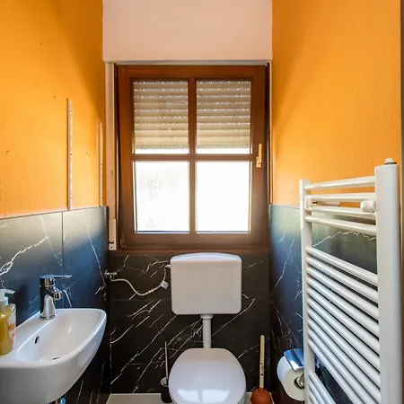 Mit 123qm Fuer 8 Personen Mit Sehr Grossem Garten, Einfache Innen-ausstattung Appartement