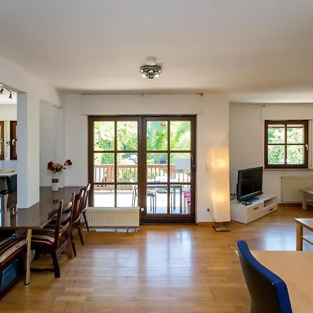 Mit 123qm Fuer 8 Personen Mit Sehr Grossem Garten, Einfache Innen-ausstattung Apartment Leipzig