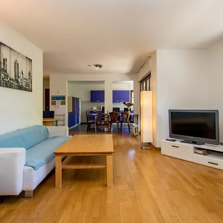 Mit 123qm Fuer 8 Personen Mit Sehr Grossem Garten, Einfache Innen-ausstattung Apartment