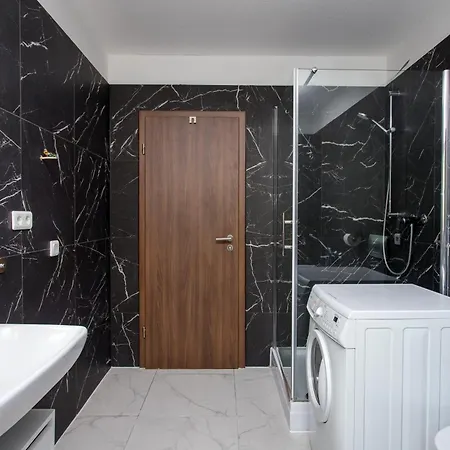 Mit 123qm Fuer 8 Personen Mit Sehr Grossem Garten, Einfache Innen-ausstattung * Leipzig