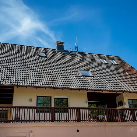 Mit 123qm Fuer 8 Personen Mit Sehr Grossem Garten, Einfache Innen-ausstattung Apartment
