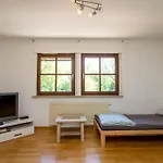 Apartman Mit 123qm Fuer 8 Personen Mit Sehr Grossem Garten, Einfache Innen-ausstattung Lipcse
