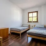 Mit 123qm Fuer 8 Personen Mit Sehr Grossem Garten, Einfache Innen-ausstattung * Lipcse