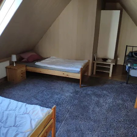 Mit 123qm Fuer 8 Personen Mit Sehr Grossem Garten, Einfache Innen-ausstattung Appartement Leipzig