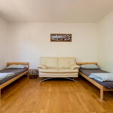 Mit 123qm Für 8 Personen Mit Sehr Großem Garten, Einfache Innen-ausstattung Apartment Leipzig