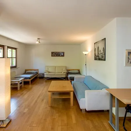 Ferienwohnung Mit Balkon, Sehr Grosser Garten, Einfache Innen-Ausstattung *