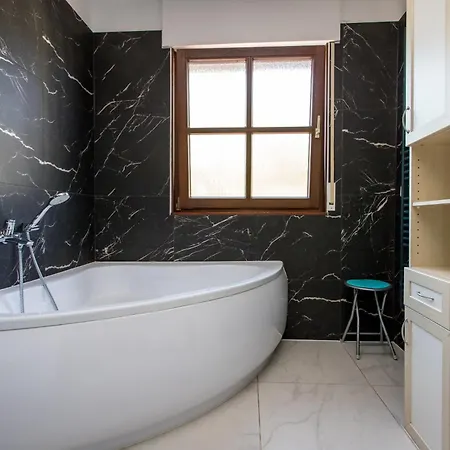 Mit 123qm Fuer 8 Personen Mit Sehr Grossem Garten, Einfache Innen-ausstattung Leipzig