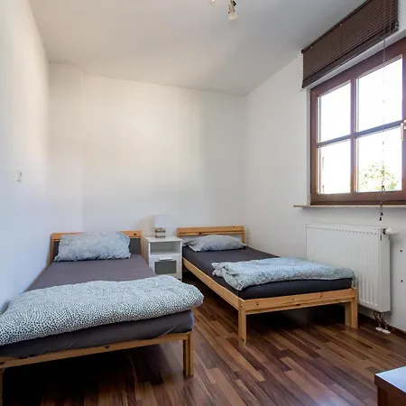 Mit 123qm Für 8 Personen Mit Sehr Großem Garten, Einfache Innen-ausstattung *