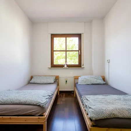 Mit 123qm Für 8 Personen Mit Sehr Großem Garten, Einfache Innen-ausstattung *