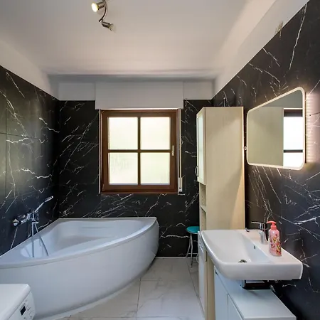 Mit 123qm Fuer 8 Personen Mit Sehr Grossem Garten, Einfache Innen-ausstattung Leipzig