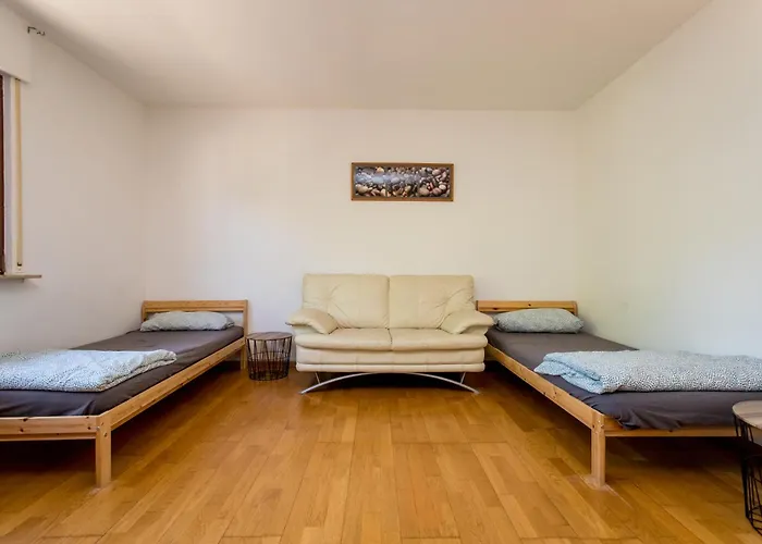 Mit 123qm Für 8 Personen Mit Sehr Großem Garten, Einfache Innen-ausstattung Apartment Leipzig