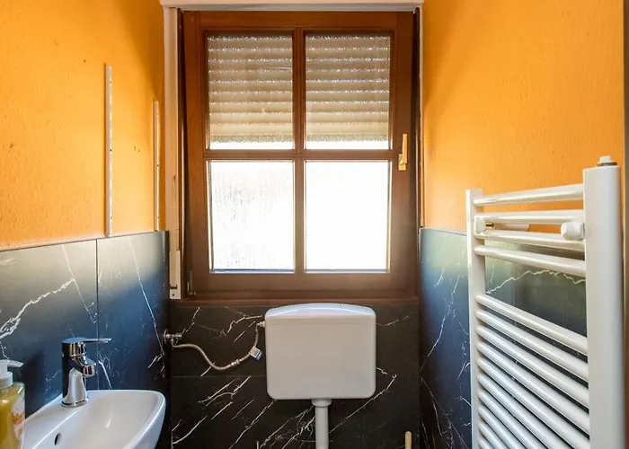 Mit 123qm Für 8 Personen Mit Sehr Großem Garten, Einfache Innen-ausstattung Apartment