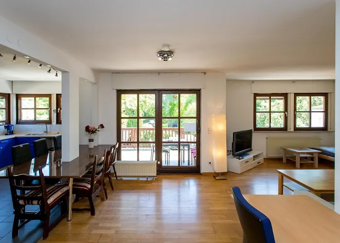 Mit 123qm Für 8 Personen Mit Sehr Großem Garten, Einfache Innen-ausstattung Apartment Leipzig