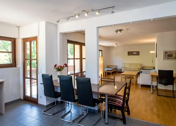 Mit 123qm Für 8 Personen Mit Sehr Großem Garten, Einfache Innen-ausstattung *