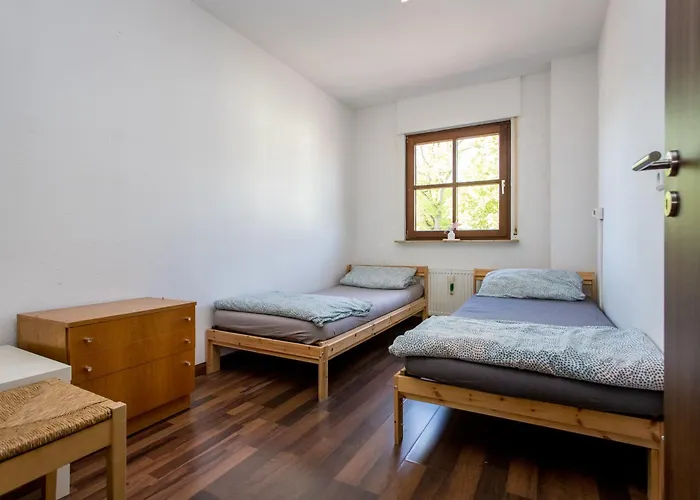 Mit 123qm Für 8 Personen Mit Sehr Großem Garten, Einfache Innen-ausstattung * Leipzig