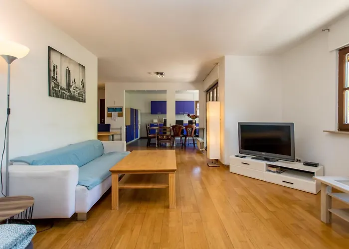 Mit 123qm Für 8 Personen Mit Sehr Großem Garten, Einfache Innen-ausstattung Apartment