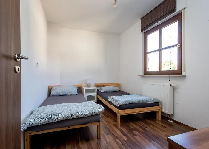 Mit 123qm Für 8 Personen Mit Sehr Großem Garten, Einfache Innen-ausstattung *